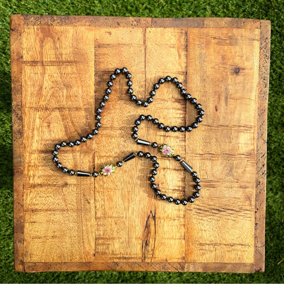 ✨VINTAGE✨ Strength in hematite hand knotted pearls with cloisonné flower accents - Picture 2 of 5